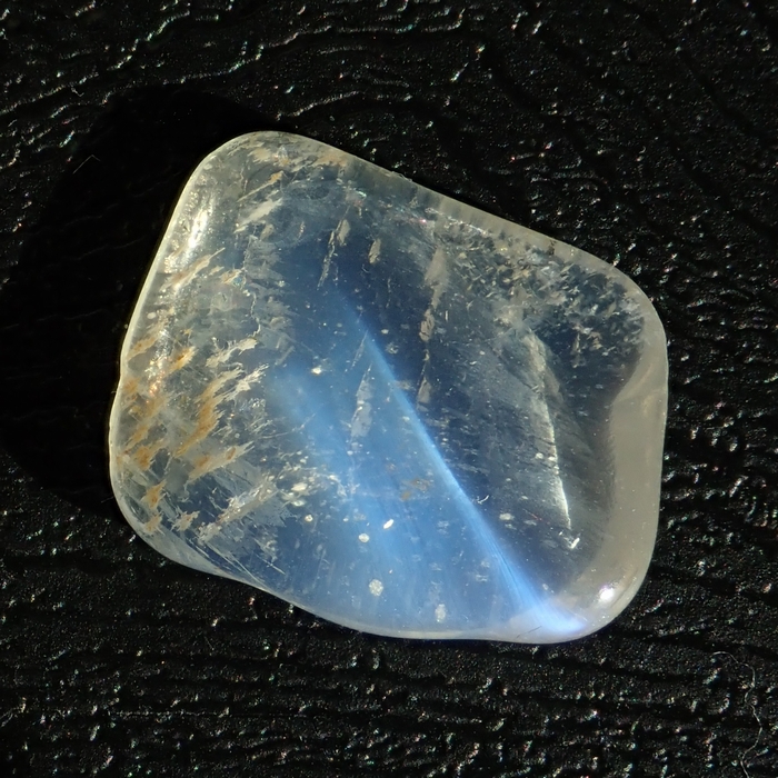斜め方向に現れるブルーシラー美しい希少な原石表面磨きミーティアゴダ産天然ブルームーンストーン6.885cts