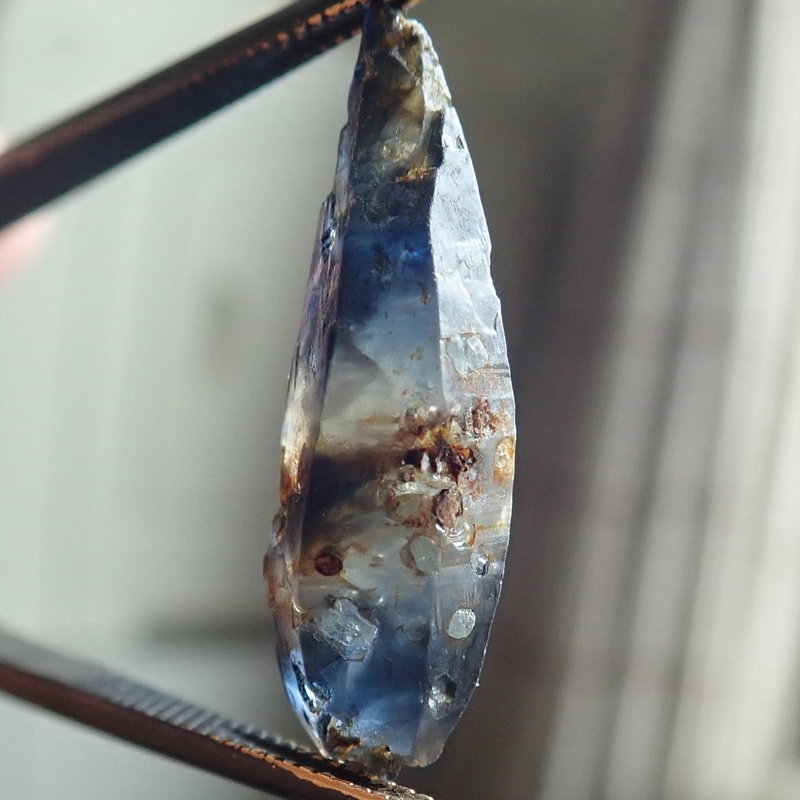 青い天然コランダム(サファイア)結晶9.104cts(非加熱クリスタル）