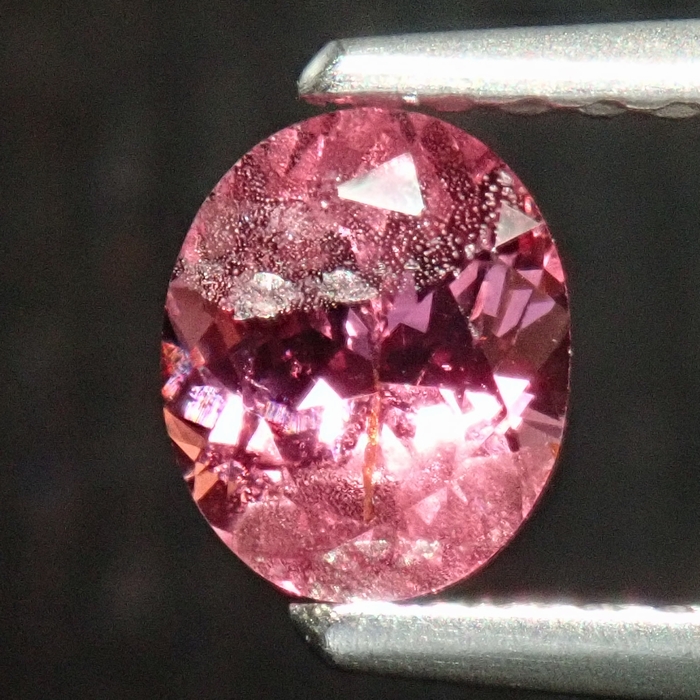 膜状結晶インクルージョンも美しく面白い天然ピンクスピネル0.633cts！