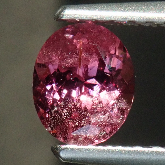 膜状結晶インクルージョンも美しく面白い天然ピンクスピネル0.633cts！